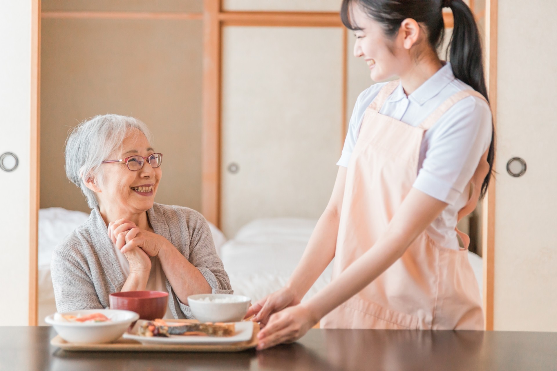 食事の配膳準備