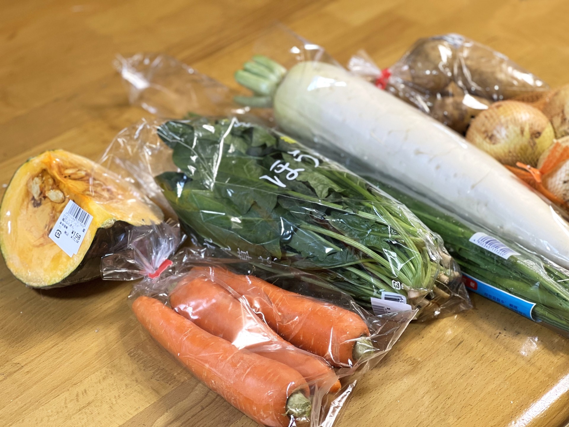 青果（ネギ）の集出荷センターでの出荷作業