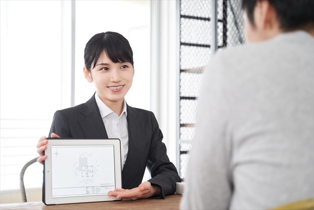 カウンターでの受付・接客のお仕事